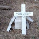 Разрушенный надгробный крест