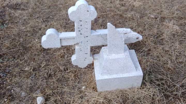Разрушенный надгробный крест